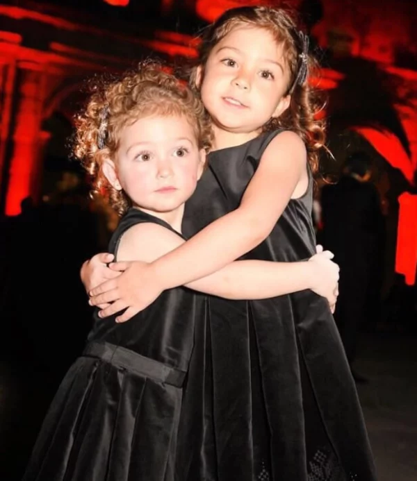 Las hijas de la pareja, Valentina Paloma y María Ignacia, estuvieron presentes y usaron looks del mismo color que el de su mamá.