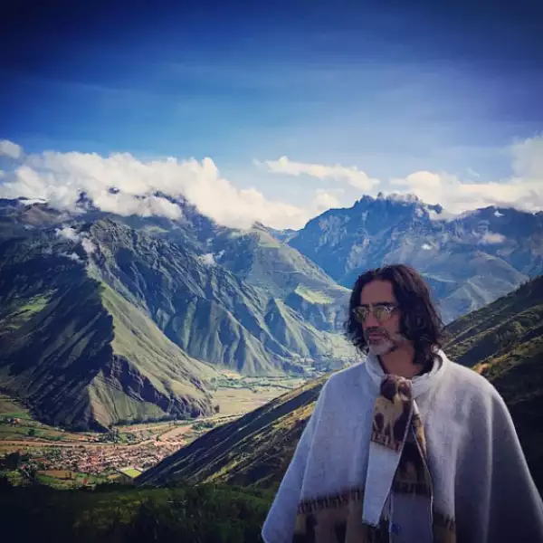 Imponentes las montañas en esta hermosa postal.