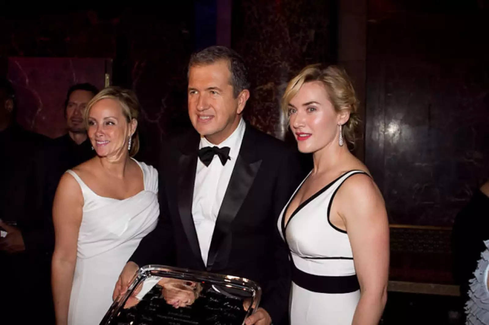 Yaz Hernández, quien presidió el evento, acompaña a Mario Testino y a Kate Winslet, quien se encargó de dar al fotógrafo su reconocimiento.