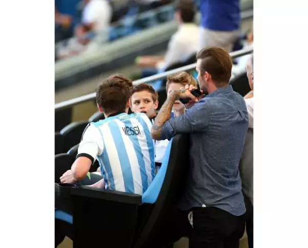 David no usó ningún jersey apoyando a alguno de los dos equipos pero sus hijos dejaron muy claro a quien apoyaban.