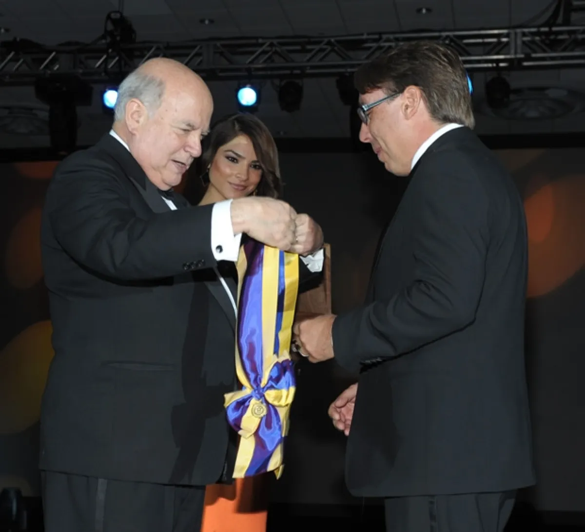 Insulza entregando el premio a Emilio Azcárraga.
