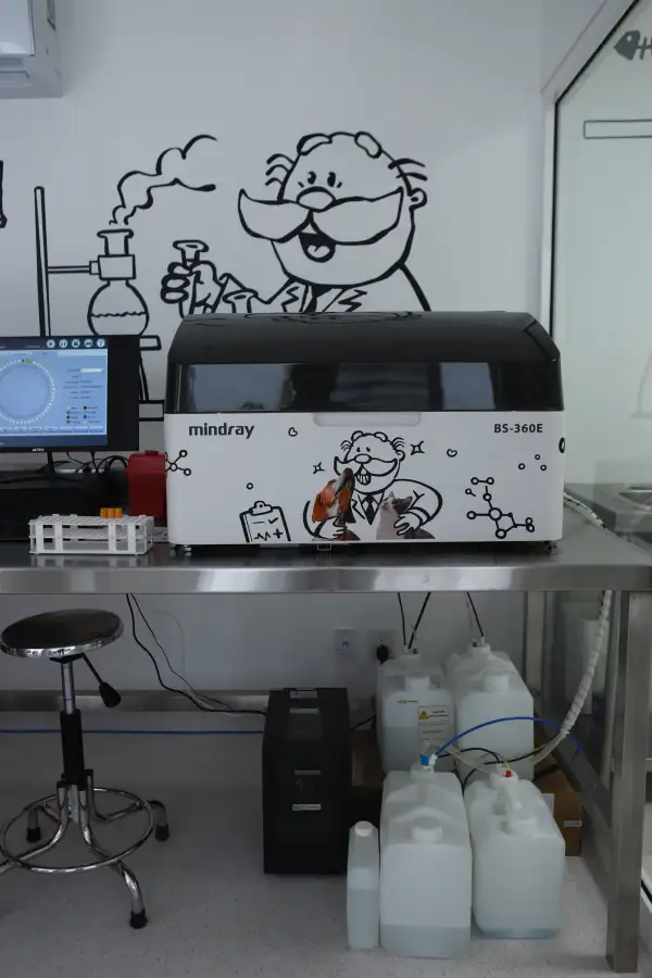 Interior de SIMILAB PET, el laboratorio clínico veterinario de SimiPet Care, con equipo especializado para realizar pruebas diagnósticas.
