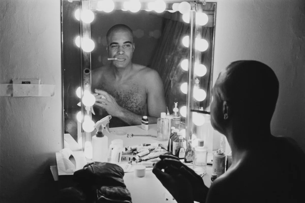 Foto del actor James Earl Jones joven viéndose al espejo en el camerino de la obra 'The Great White Hope'.