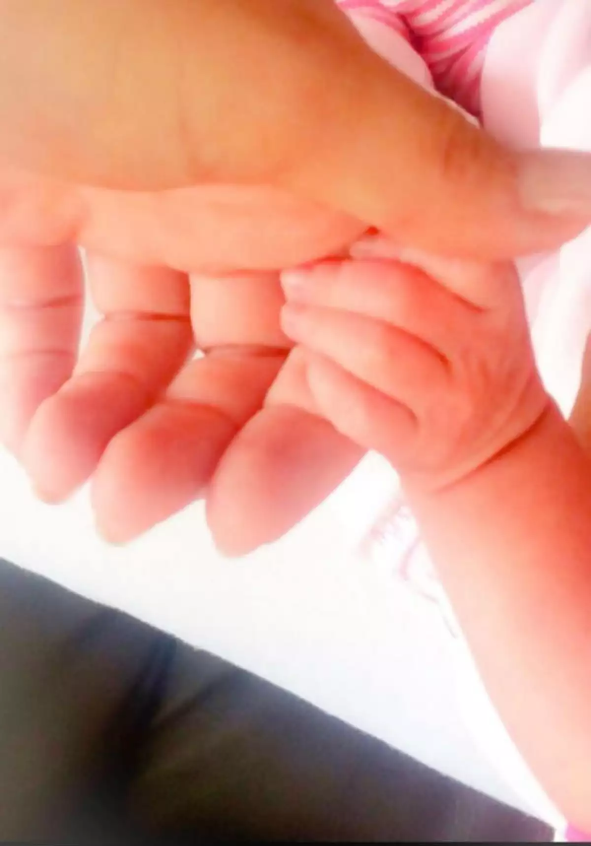 Marisol y su recién nacida nos muestran su primer lazo maternal.