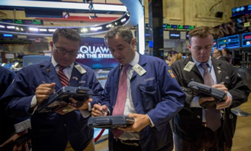El Dow Jones pierde 0.25% al inicio de la sesión. (Foto: Reuters)