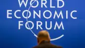 Un cartel del Foro Económico Mundial (FEM) se ve en el Centro de Congresos en su día de apertura en Davos el 19 de enero de 2026. El Foro Económico Mundial tiene lugar en Davos del 19 al 23 de enero de 2026.