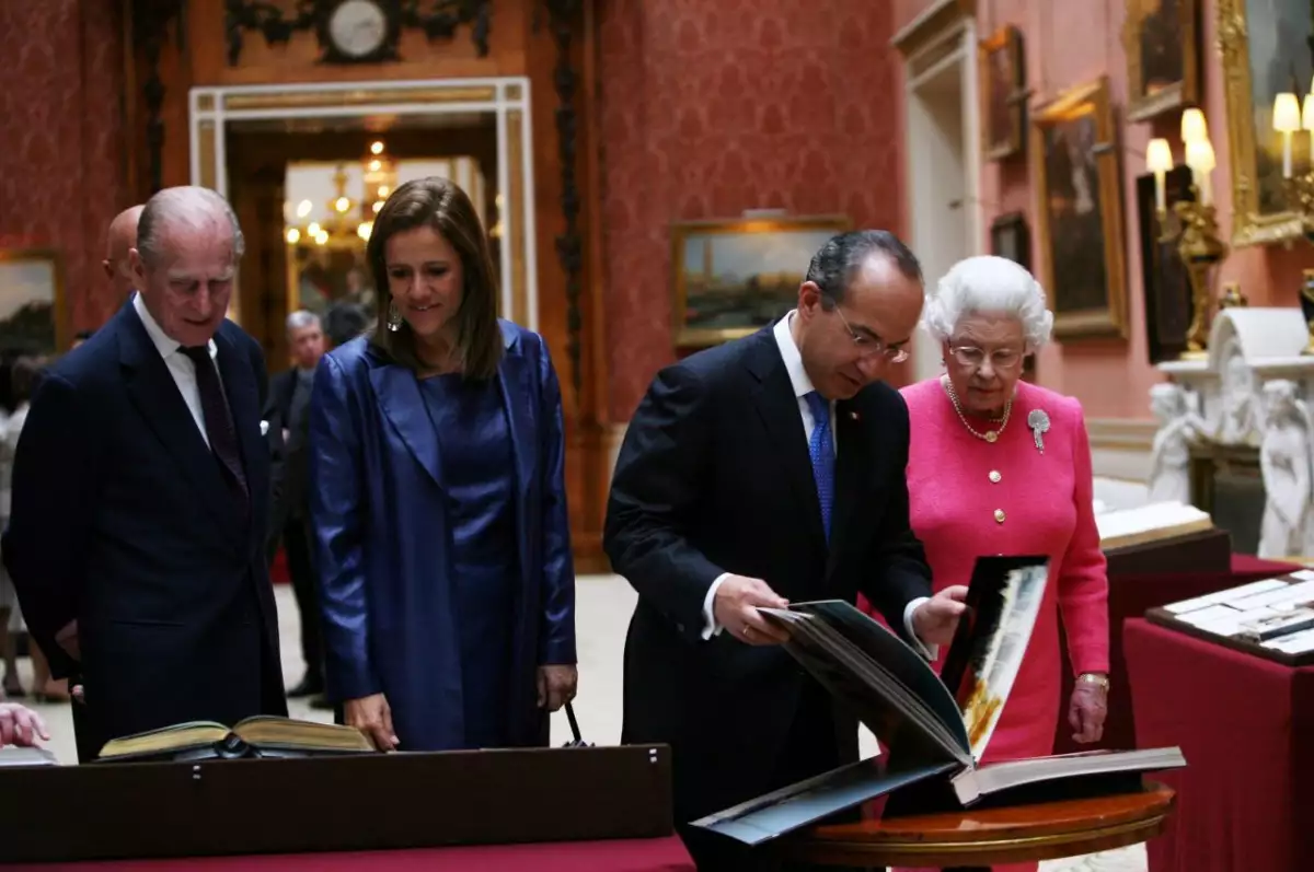 LONDRES, INGLATERRA, 30MARZO2009.- Felipe Calderón Hinojosa, presidente de México en compañia de su esposa, Margarita Zavala y los Reyes de Inglaterra, Isabel II y el Duque de Edimburgo, durante la exhibición de objetos mexicanos de la colección real de la Reyna, que tuvo lugar en el Palacio de Buckingham.
FOTO: ALFREDO GUERRERO/CUARTOSCURO.COM