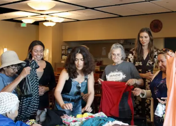 La actriz acudió promueve varias causas, entre ellas el donar la ropa a personas necesitadas.