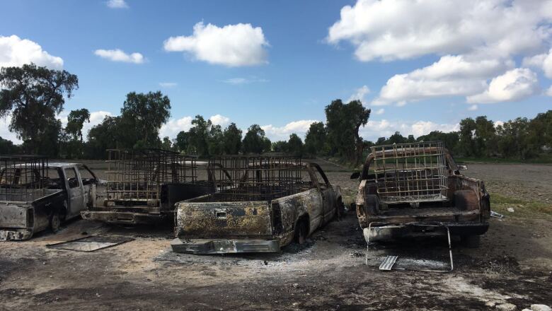 Seis camionetas cargadas de bidones de hidrocarburo se incendiaron cerca de un ducto de Pemex en el municipio de Acatzingo. El 8 de marzo 2016.