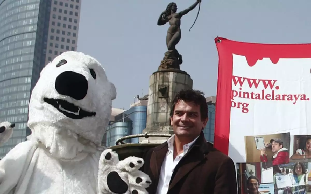 Sobre la avenida Paseo de la Reforma, frente a la glorieta de la Diana Cazadora, los actores, junto a activistas de Greenpeace, invitaron a transeúntes y ciclistas a reflexionar sobre el planeta.