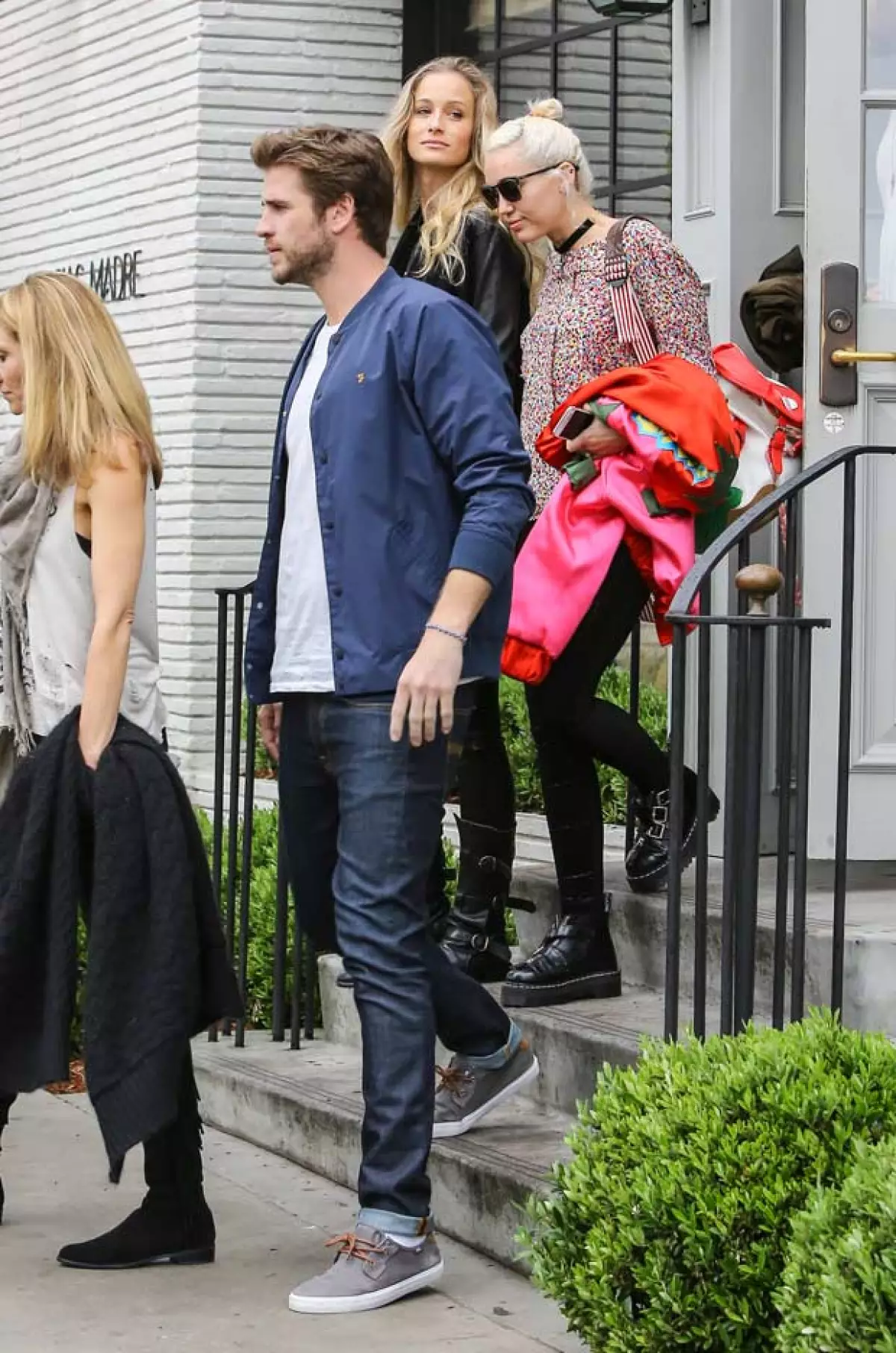Miley y Liam fueron captados saliendo juntos del restaurante Gracias Madre, en West Hollywood, donde estuvieron con la familia de él.