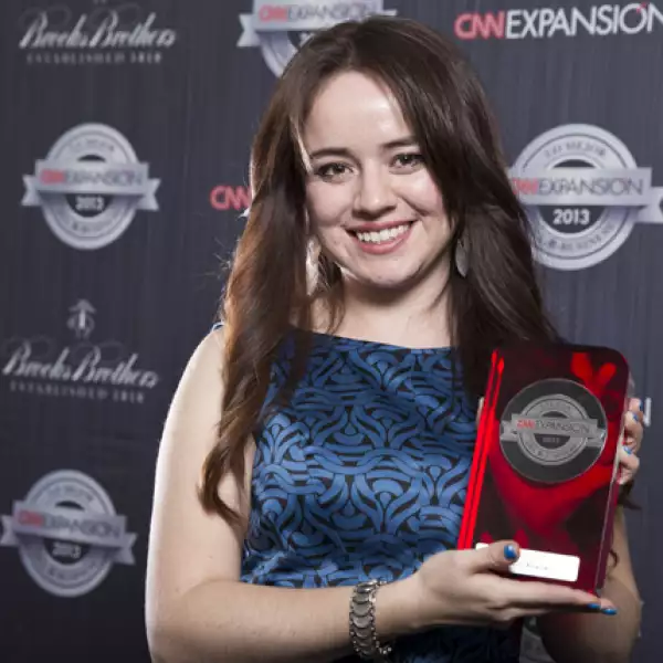 A Claudia Martínez, gerente de Marketing Digital, le fue entregada la presea al Mejor negocio de Clasificados. Premios CNNExpansión a lo Mejor del e-Business reconoce las estrategias de negocio en internet más exitosas.
