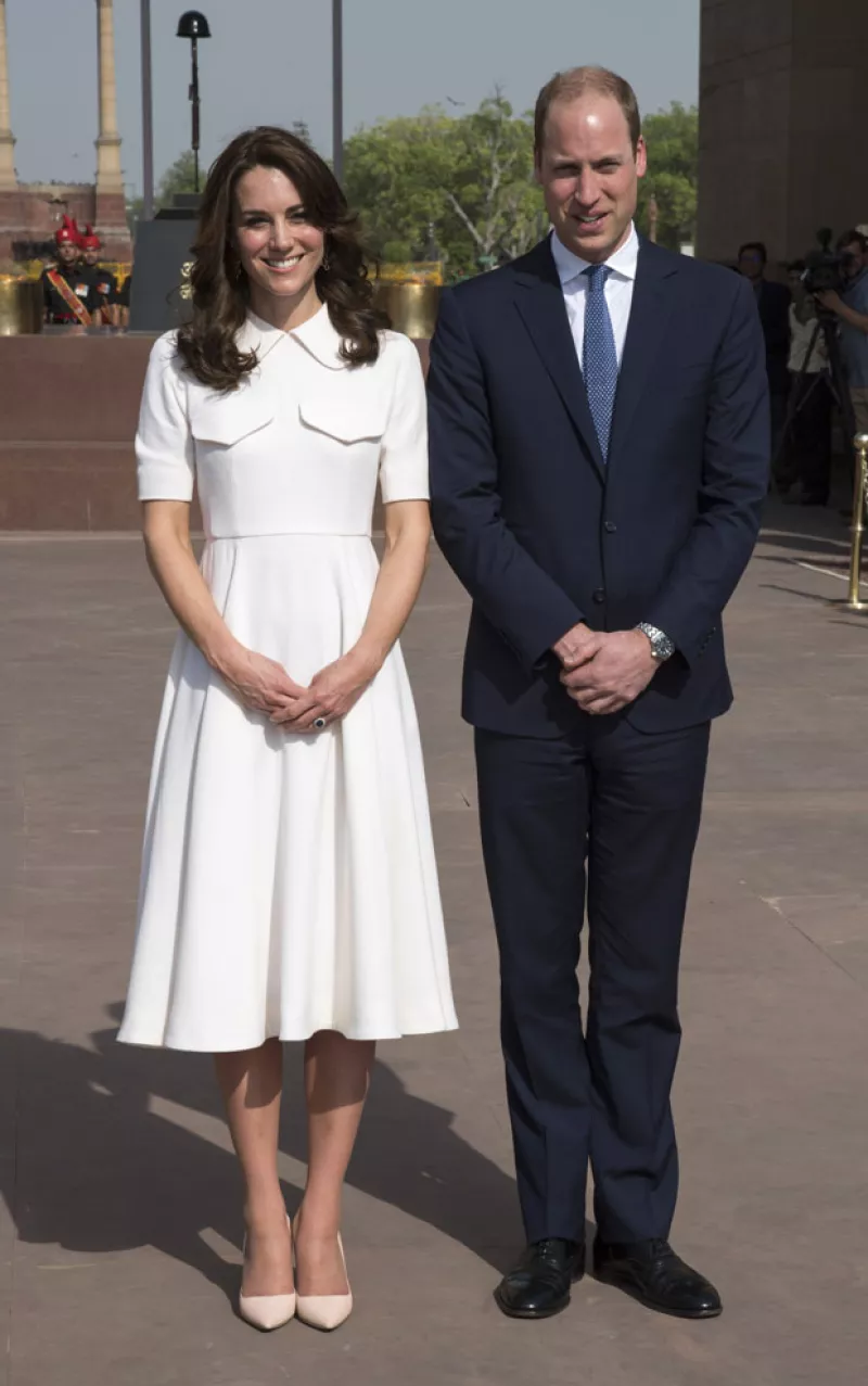 Durante su visita a la casa de Mahatma Gandhi la semana pasada, un fuerte y constante viento hizo que los duques de Cambridge pasaran un momento incómodo.
