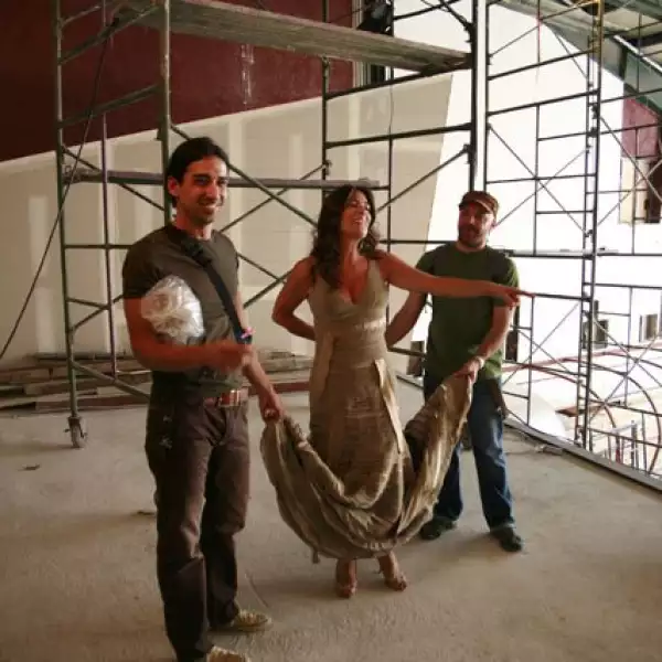 “Es muy importante tener el pelo limpio y dormir suficiente para verse bien”, aconseja.