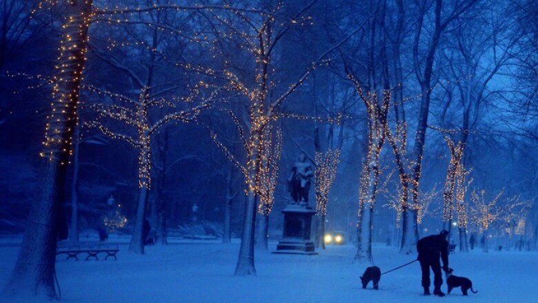 Una intensa tormenta de nieve azota el noreste de Estados Unidos. Una mujer juega con su perro en Boston, Massachusetts.
