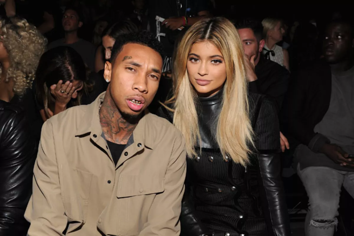 Actualmente Tyga mantiene una relación con la hermanastra de Rob, Kylie Jenner.