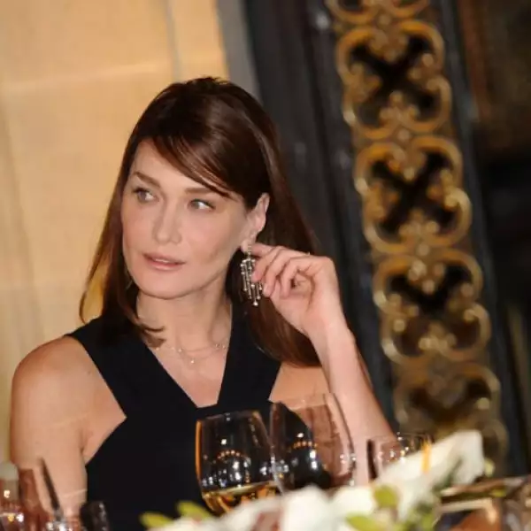 Un tanto aburrida y sin nadie con quién platicar, la ex modelo se tocó las orejas mostrando un cierto dejo de hartazgo.