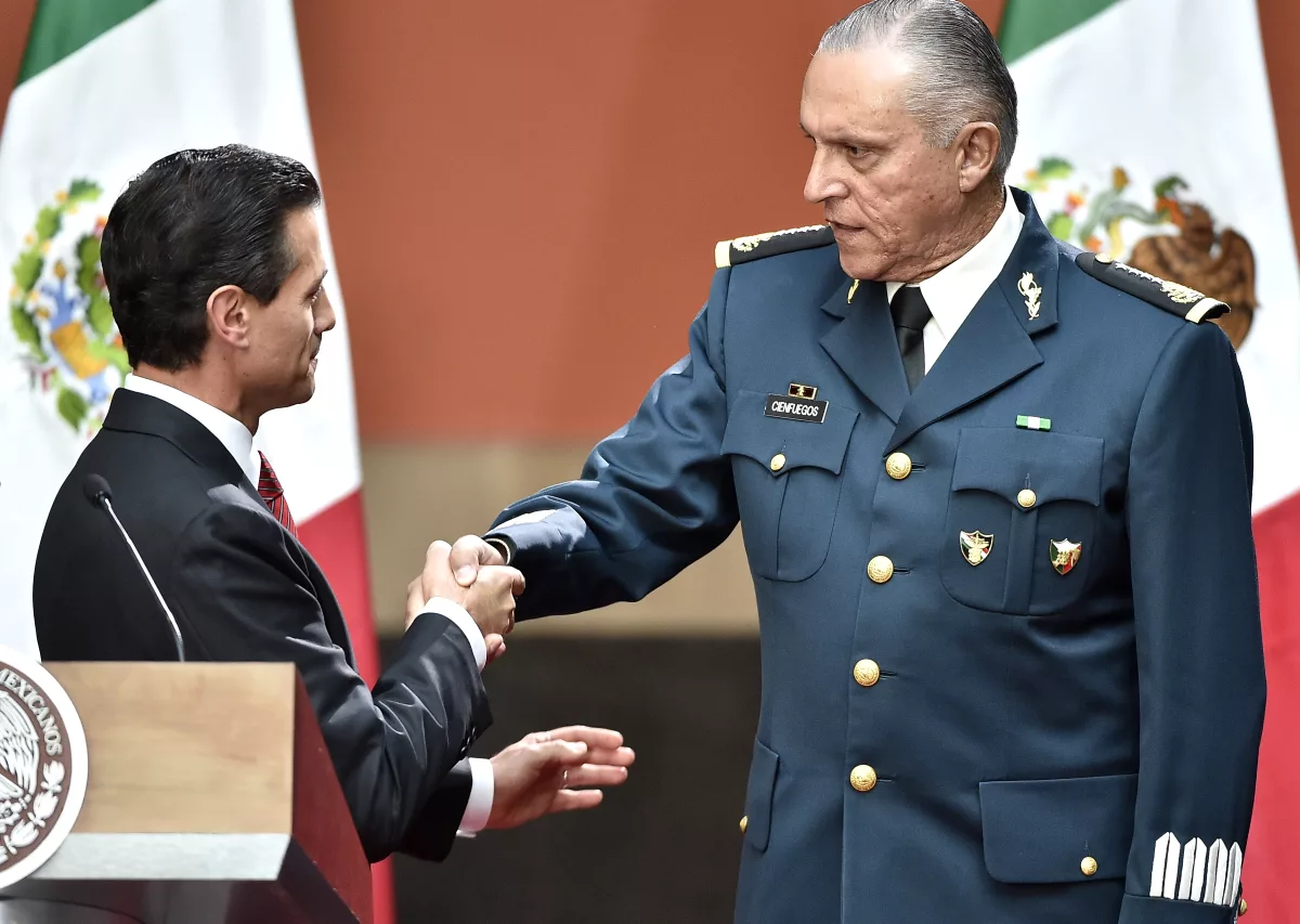 El presidente Peña saluda al secretario de la Defensa Nacional, Salvador Cienfuegos.