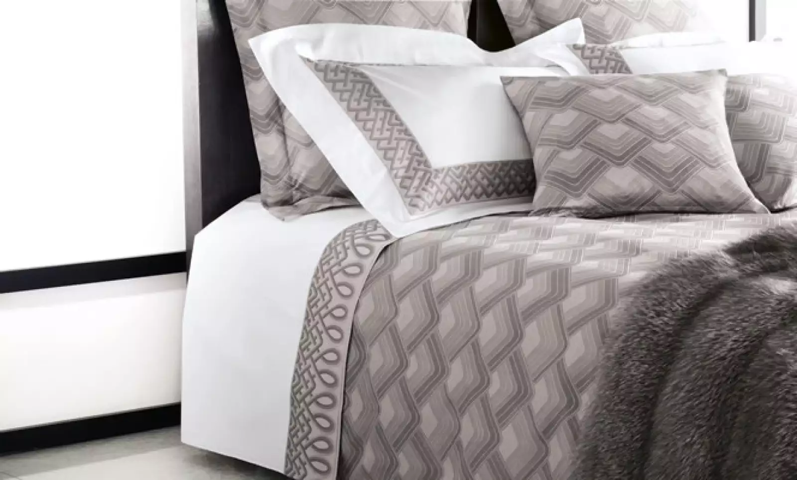 A los diseños en espiga de los cordones de la década de 1860 se les da un giro moderno con motivos geométricos, con ángulos y círculos entrelazados.