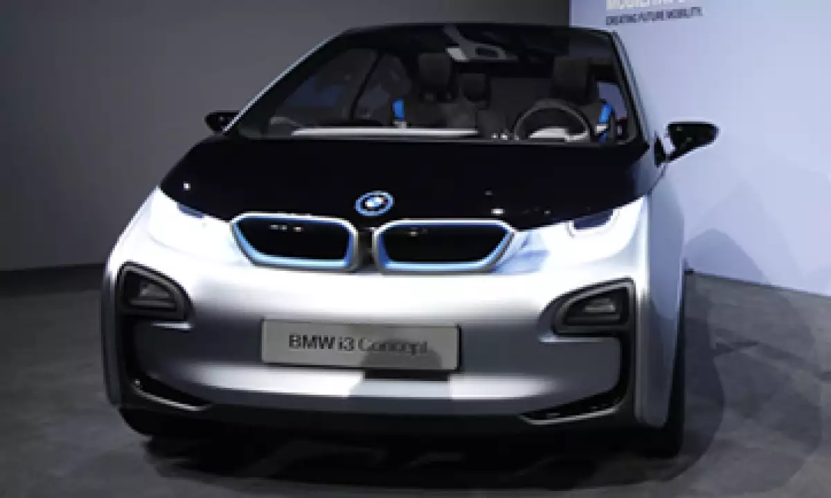 El i3 logra un alcance de 128 kilómetros por carga y acelera a 96.6 kilómetros por hora. (Foto: AP)