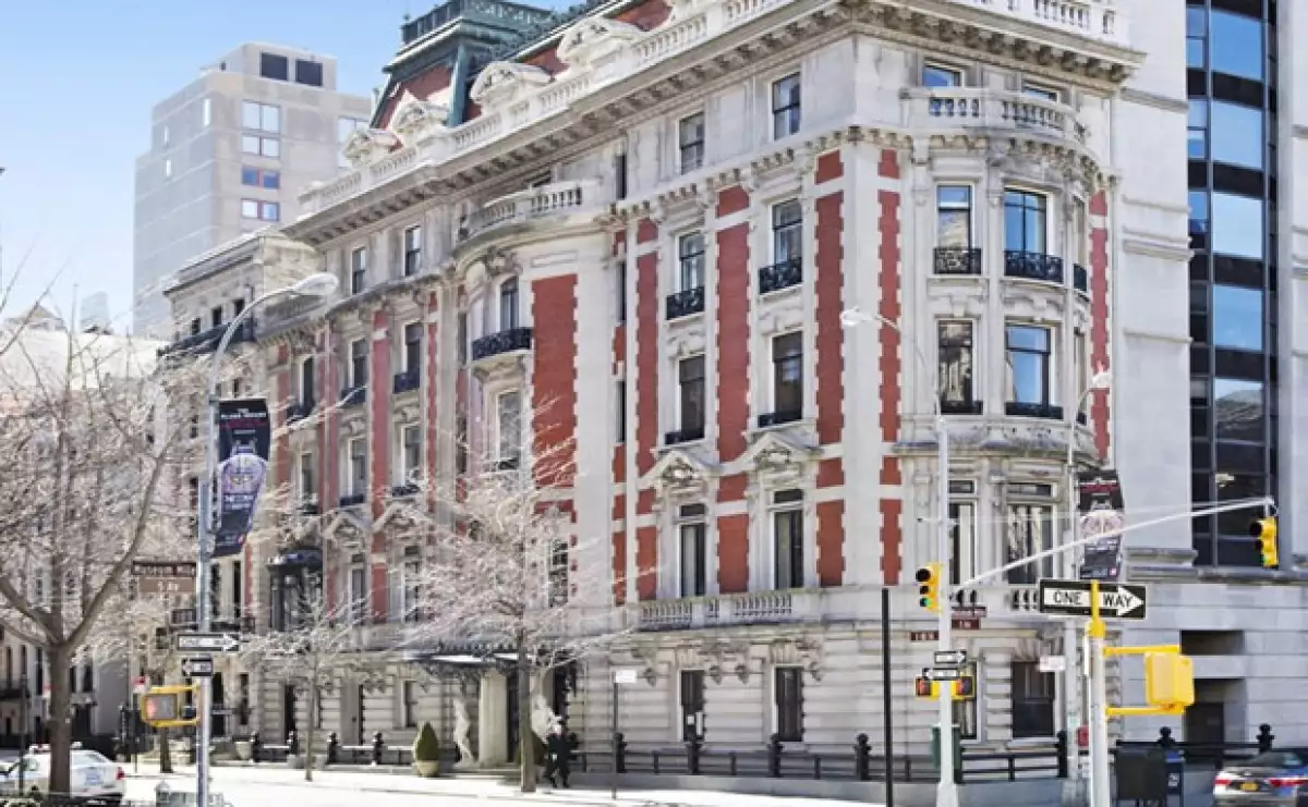 Esta propiedad tiene 12 habitaciones, 10 baños completos y ocho pisos; la vivienda fue construida en 1901 y se vende por el doble de lo que le costó a Slim.
