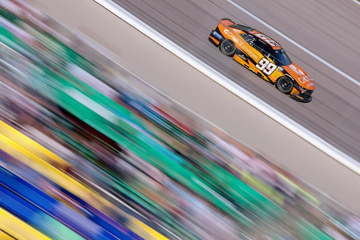 Foto del auto anaranjado de Daniel Suárez corriendo en la Nascar.