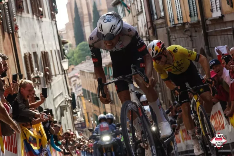 Foto de Isaac del Toro corriendo en su bicicleta durante el Giro de Italia en una calle empinada.