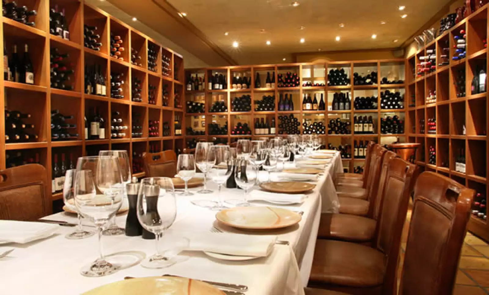 Al salir del spa, visita el restaurante Araxi, justo en el número 4222 del Village Square. Este comercio es reconocido por tener la cava de vinos más grande en Canadá. Si vas con la familia, te recomendamos el Araxi Three Tier Seafood Tower, una combinaci