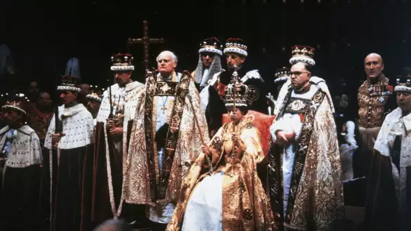 La reina Isabel II corona