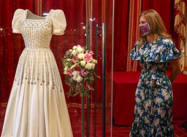 El vestido de novia de la princesa Beatriz se exhibe en el castillo de Windsor