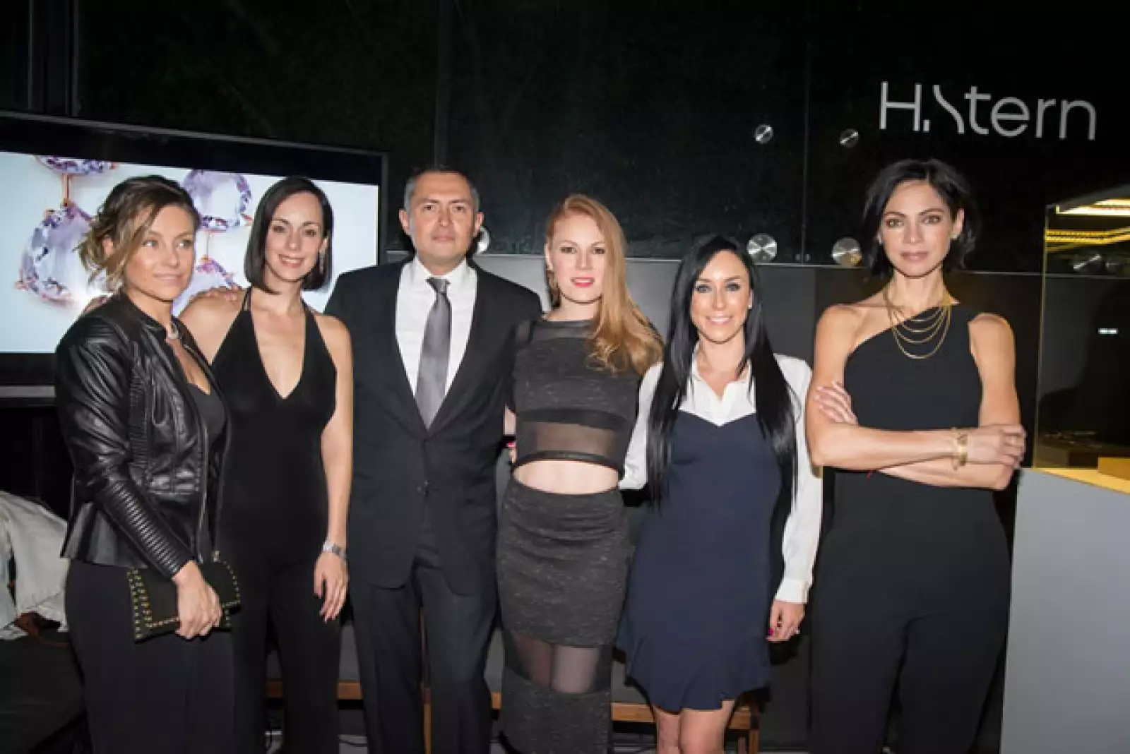 Las famosas posaron con el director de la marca en México, Arturo Reyes.