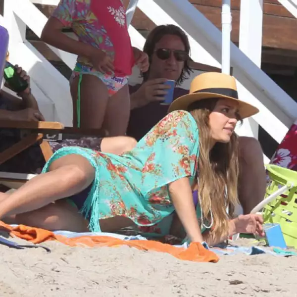Jessica Alba no perdió de vista a sus pequeñas.