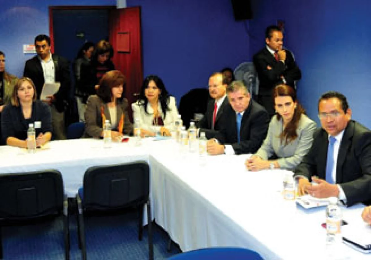 El Gobernador de Guanajuato, Juan Manuel Oliva, presentó su proyecto de inversión 2011 ante comisiones de la Cámara de Diputados. (Foto: Cortesía Gobierno de Guanajuato)