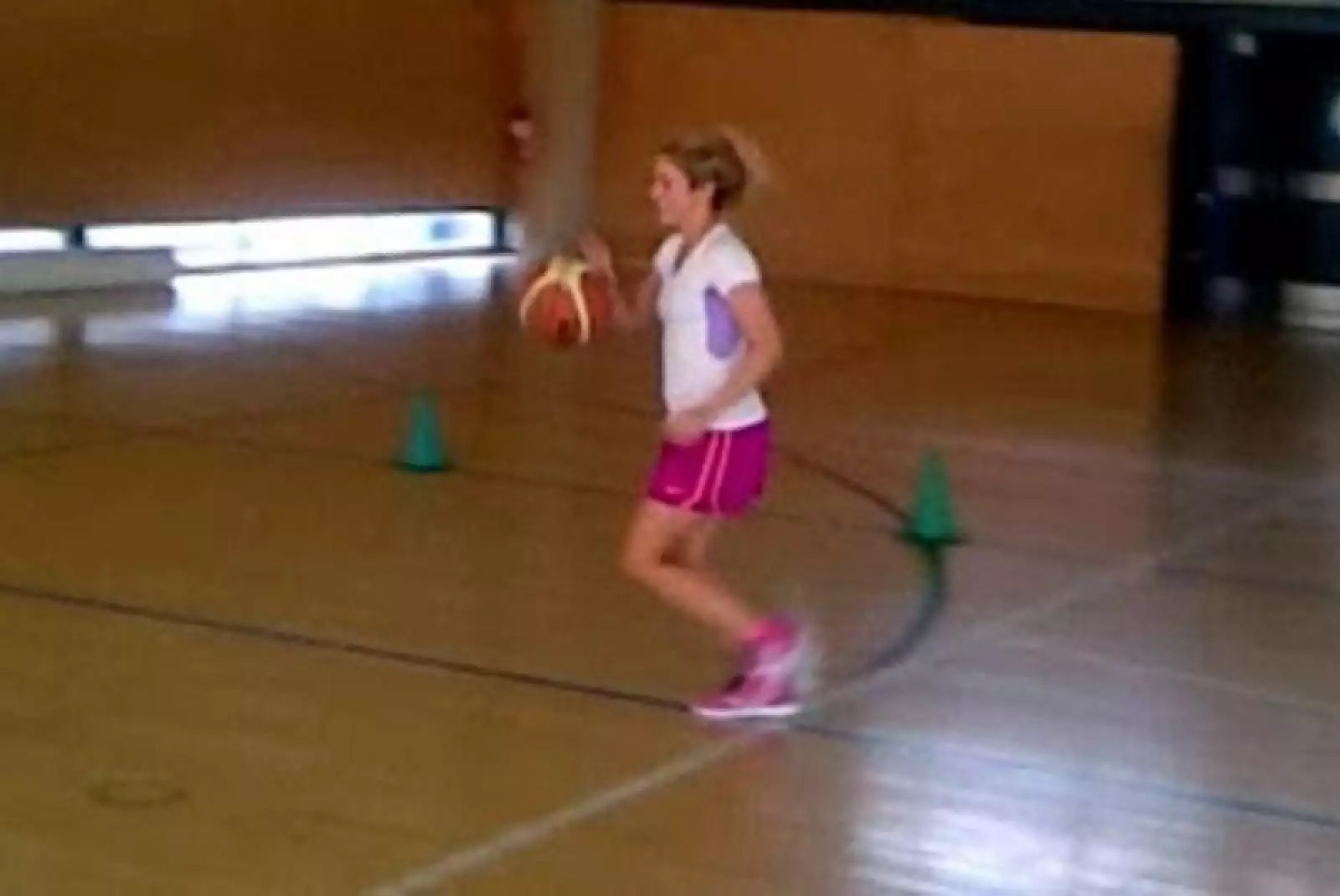 Shakira compartió hace unos días un video en el que vemos sus habilidade spara el basquetbol.