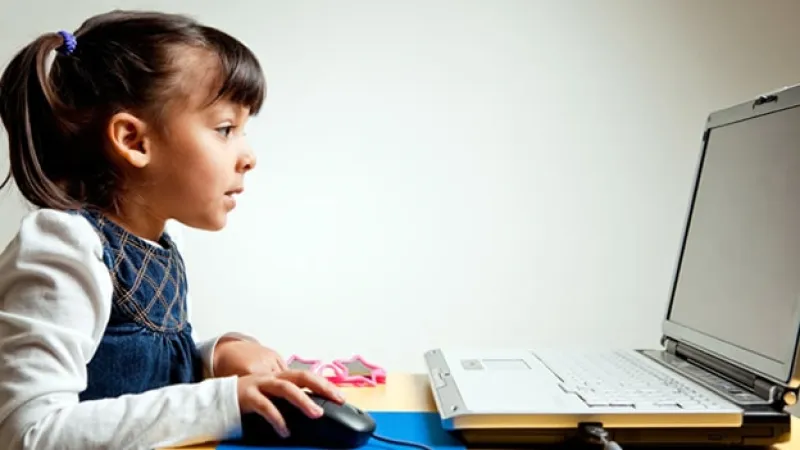 niña computadora redes sociales