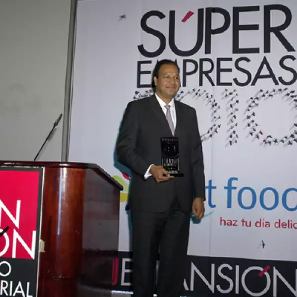 Eduardo Campos recibió el reconocimiento a nombre de Kraft Foods, primer lugar de las empresas con más de 500 empleados.