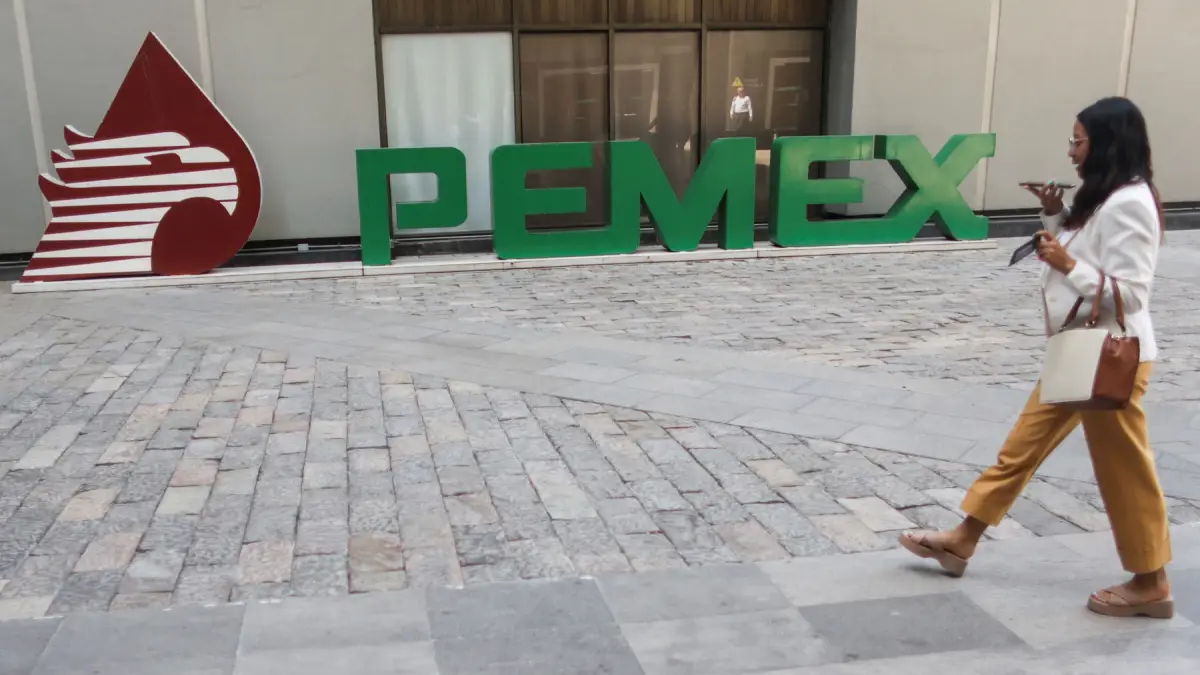 Pemex acumula una deuda de 107,000 millones de dólares. 