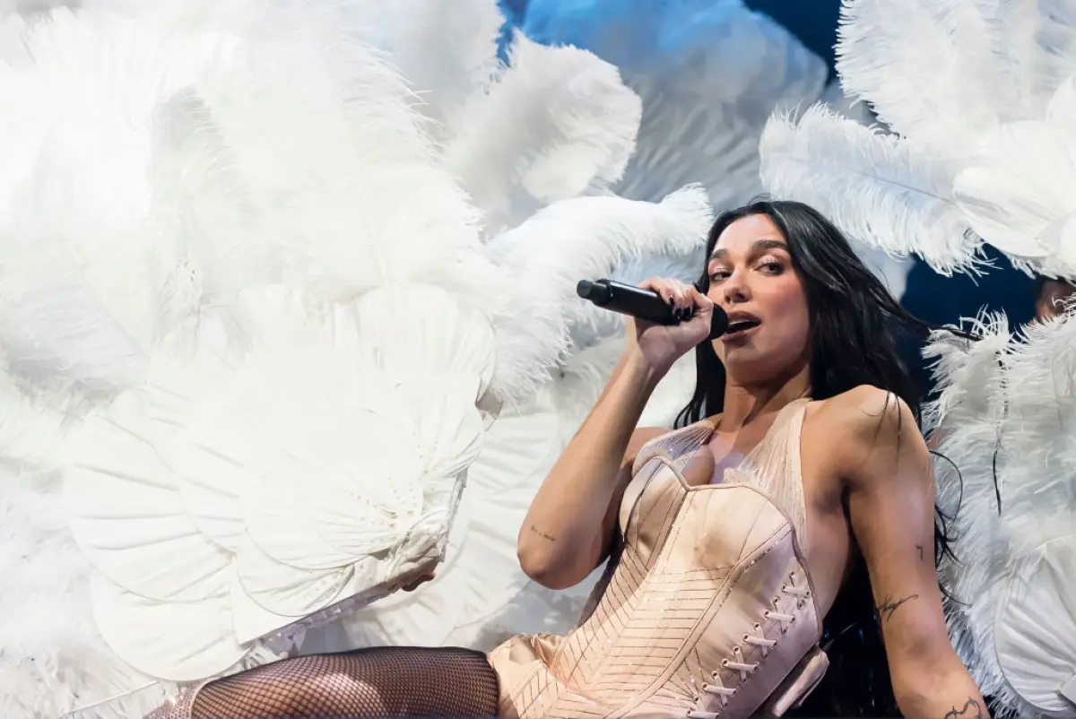 Foto de Dua Lipa en marzo de 2025 durante un concierto de su gira mundial en Australia.