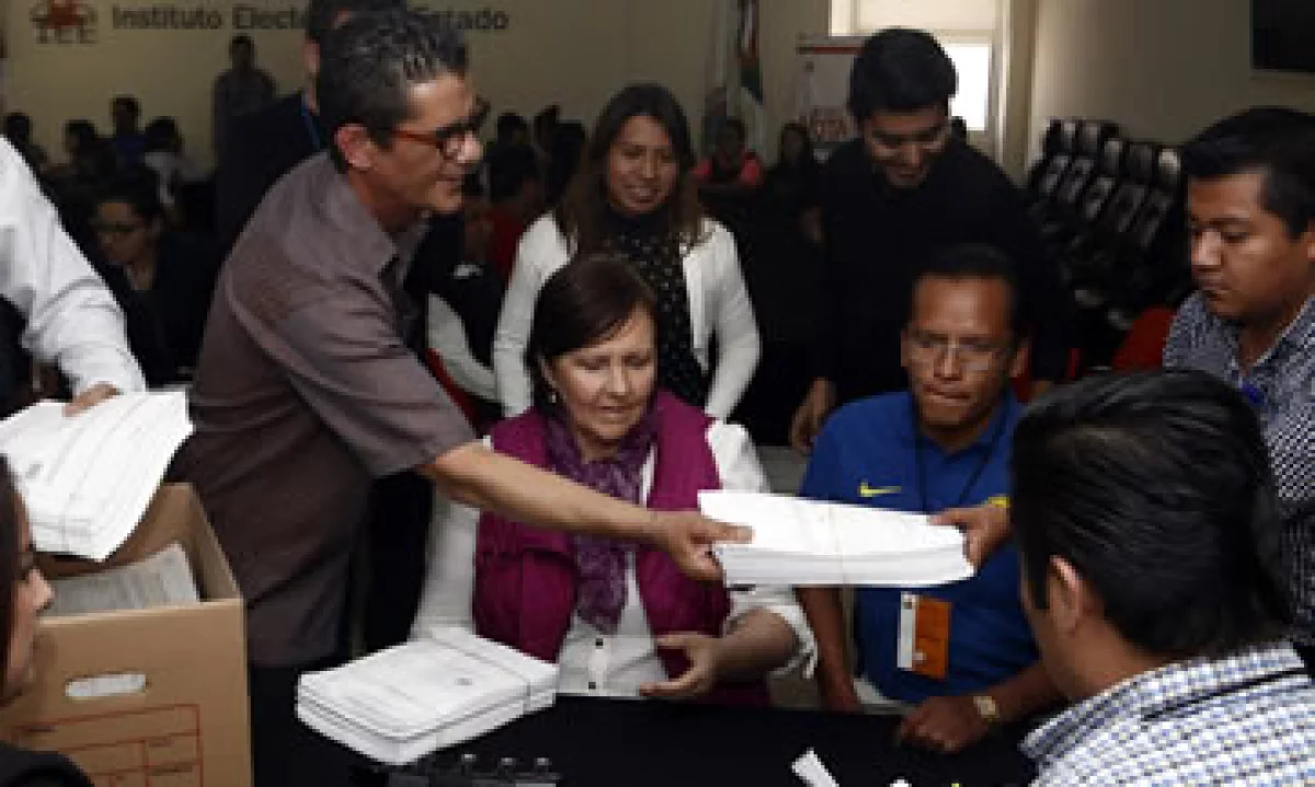 Al centro, Ana Teresa Aranda, una de los cinco aspirantes independientes a la gubernatura de Puebla presenta sus firmas. (Foto: Notimex)