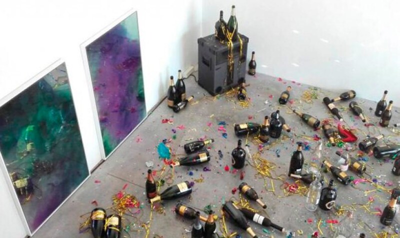 Una mujer encargada de la limpieza se confundió de sala y limpió una exhibición de arte.
