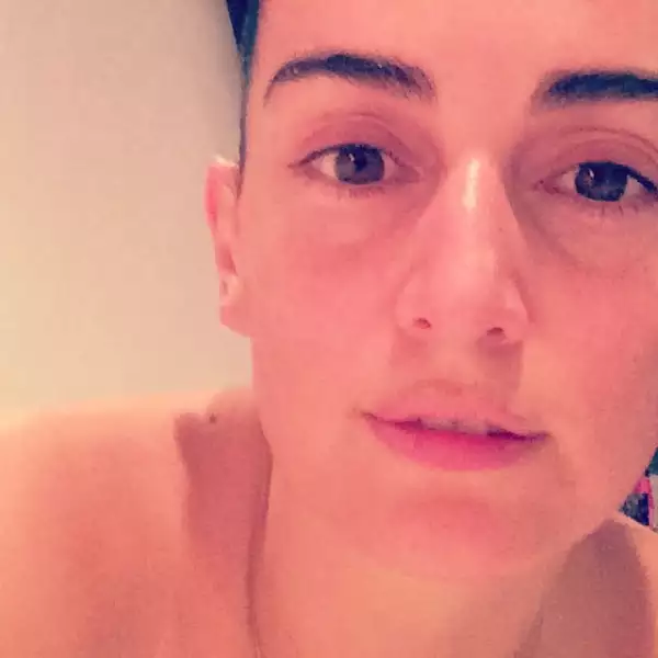 Con esta selfie presumió que ese día no usaría maquillaje.