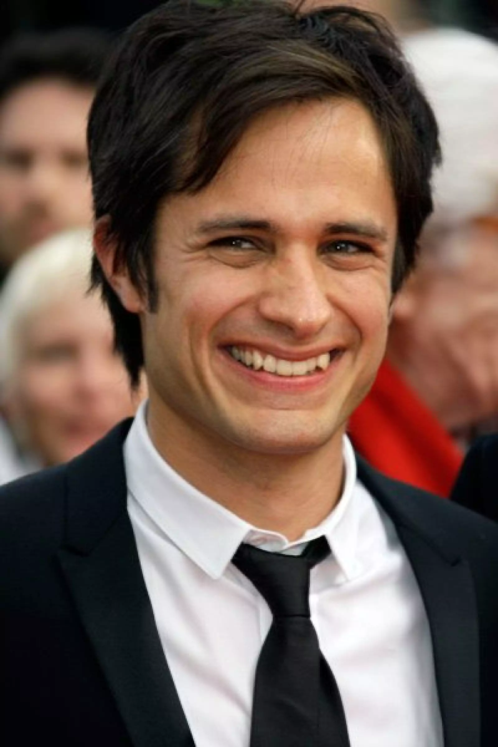 Gael García, quien es el presidente del jurado de la Cámara de Oro, regaló una gran sonrisa en su paso por la alfombra roja de la premier de `Robin Hood´.