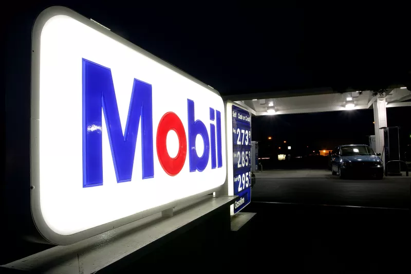 ExxonMobil reportó una caída histórica en sus ganancias para los tres primeros meses de 2016.
