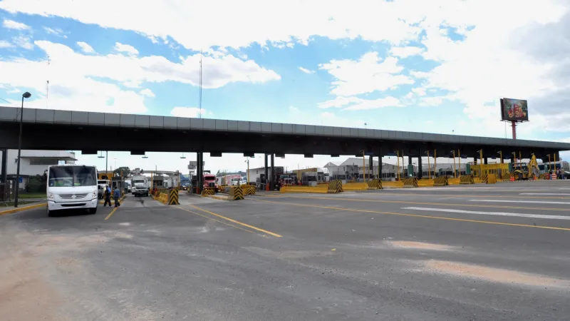 Fotografía de automóviles cruzando las casetas en la carretera México-Querétaro. 