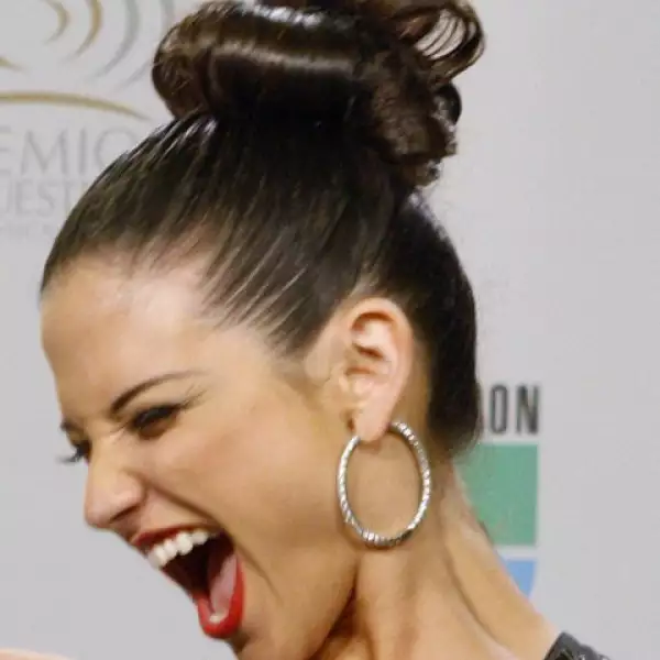 Natalia Jiménez festejando su premio Lo Nuestro.