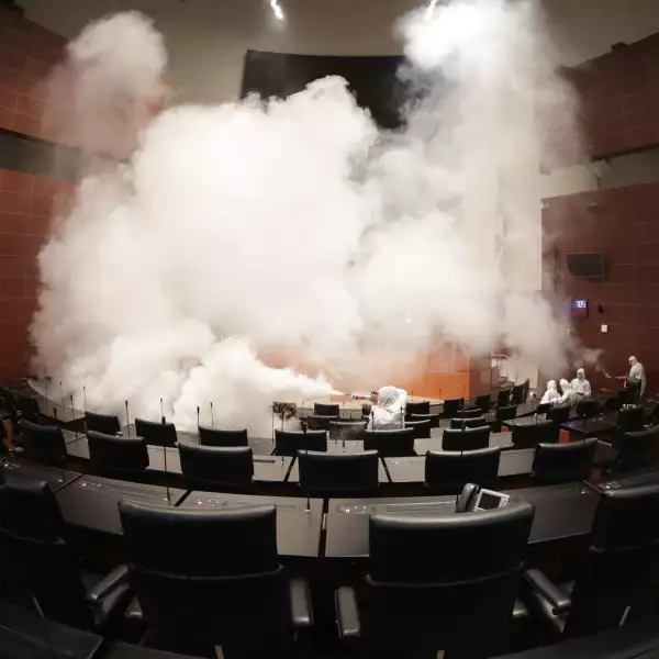 Trabajadores especializados realizaron un proceso de sanitización en el salón de plenos del Senado de la República