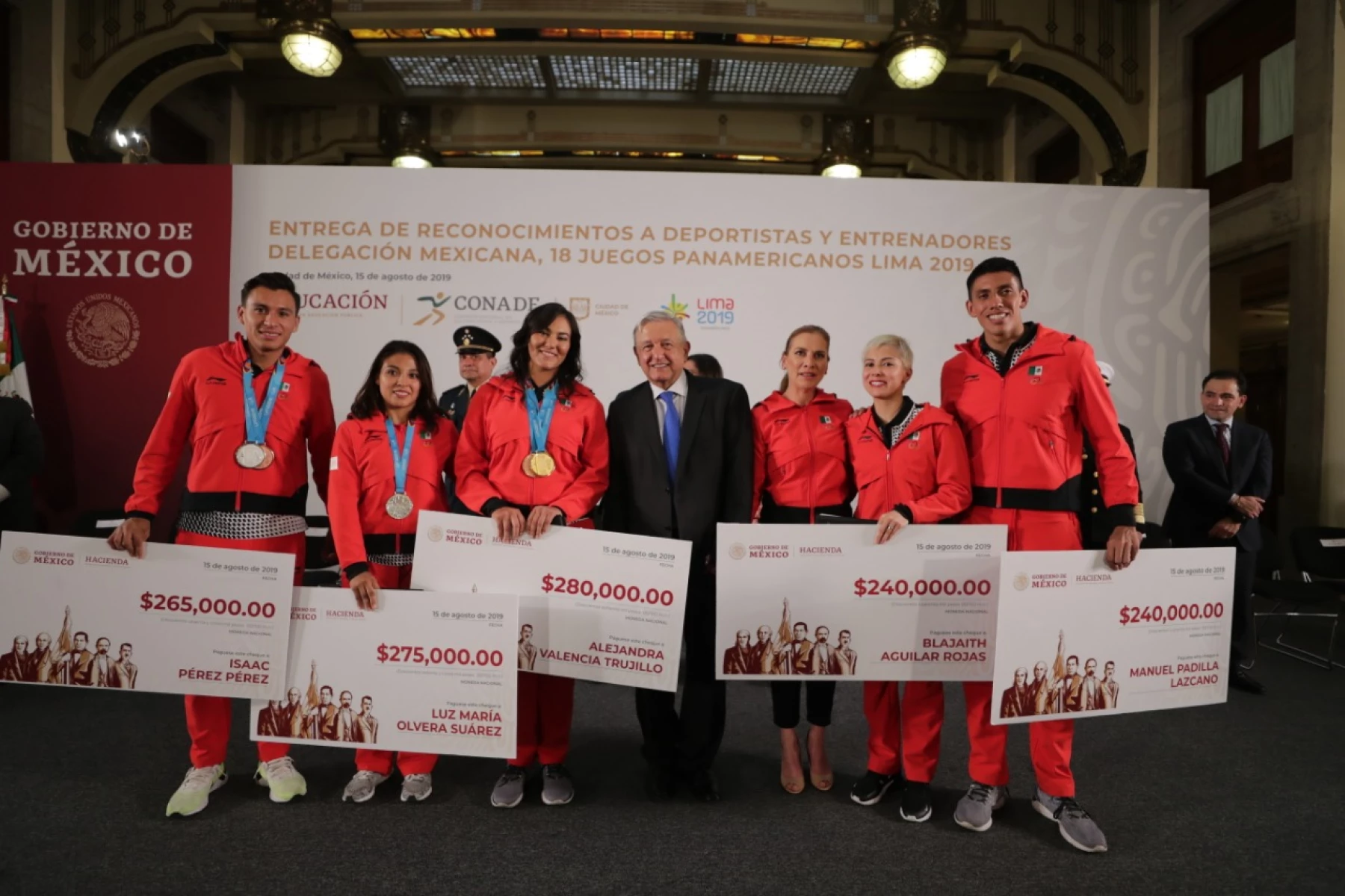 AMLO entrega apoyos millonarios a atletas