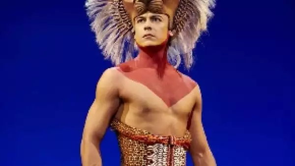 Después de realizar una exitosa temporada en España, el cantante finalmente se confirma para realizar el papel de Simba en el musical que estrenará en el Teatro Telcel en mayo de 2015.