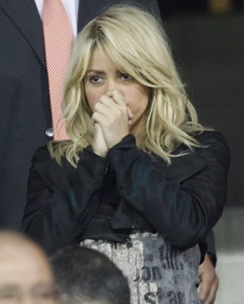 Se trata de un parásito intracelular que causa infecciones, ante esto la cantante y su novio, el futbolista Gerard Piqué se sienten agobiados.