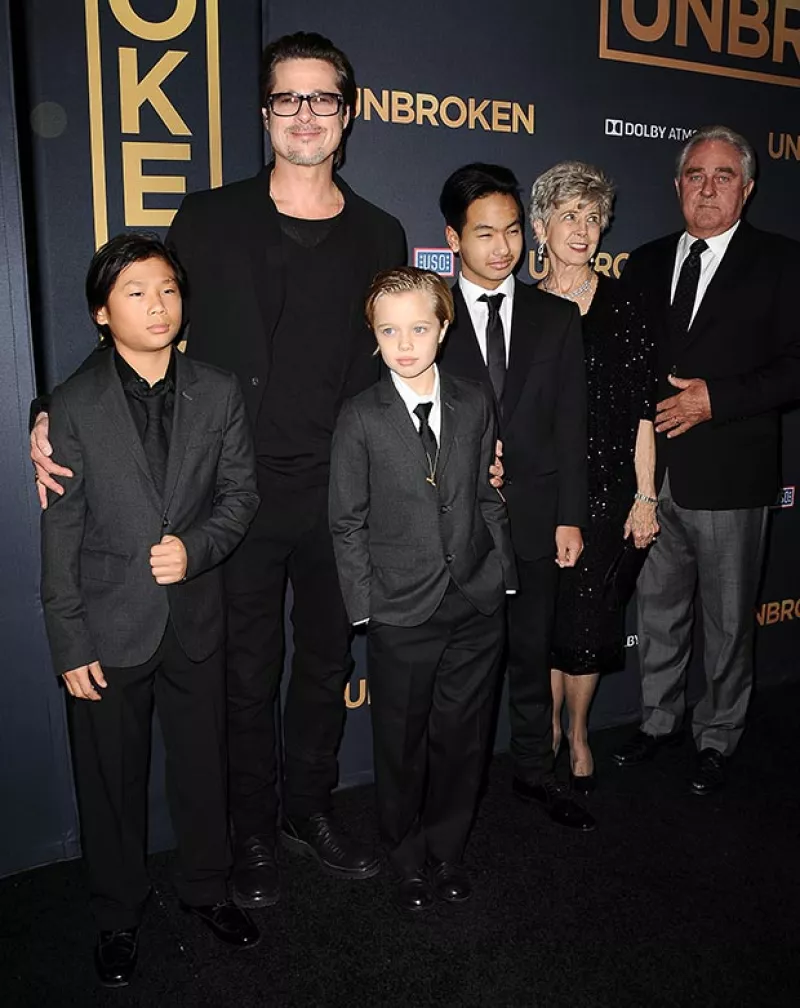 La pequeña de 8 años acudió, junto a su papá y sus hermanos, al estreno de la cinta  ''Unbroken" en representación de su mamá, quien padece varicela.